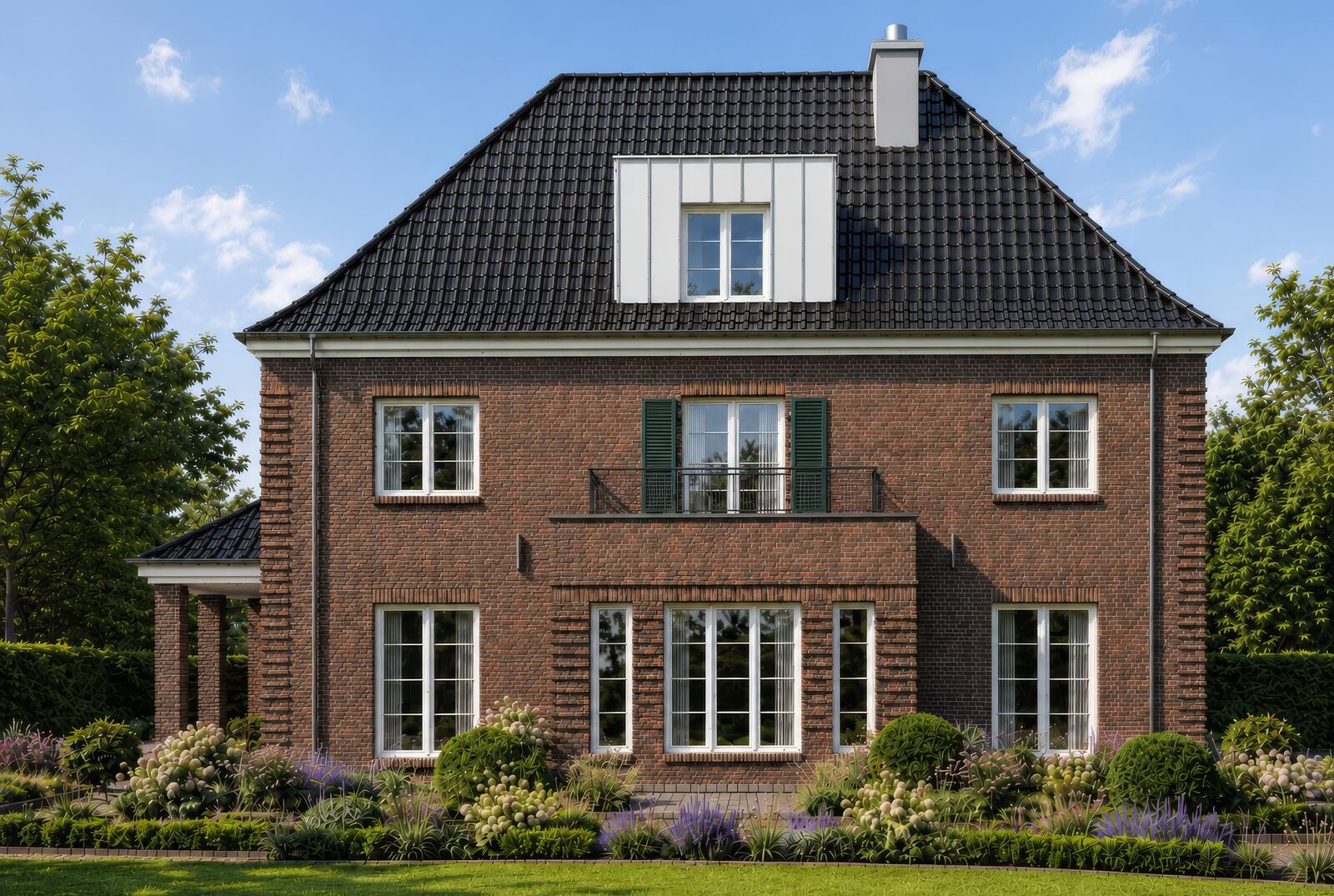 Neubau-Villa mit Rotklinkerfassade und Walmdach hinter blühendem Vorgarten in Hamburg-Othmarschen